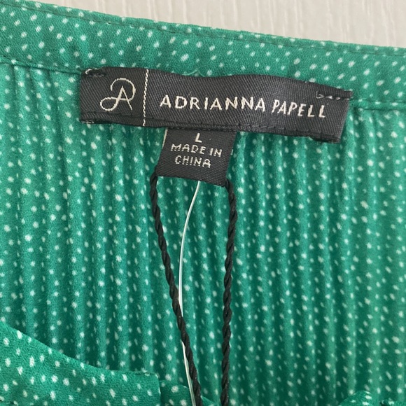 Adrianna Papell blouse Green with white dots. Beautiful pleated, long sleeves. - Picture 10 of 10
